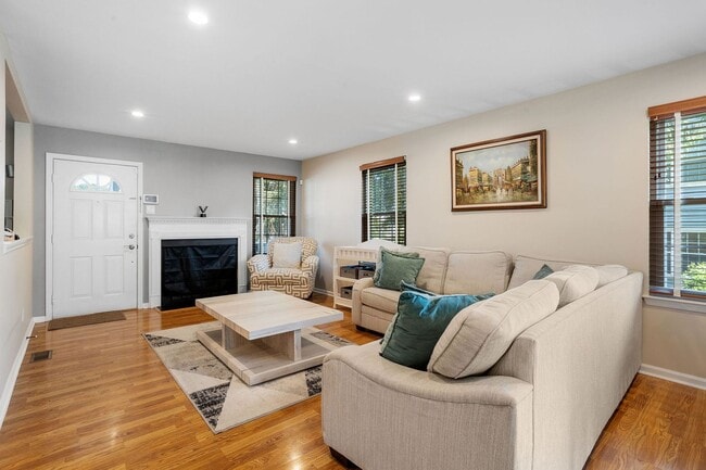 Building Photo - 3 Bd / 2.5 Bth Council Rock Townhome