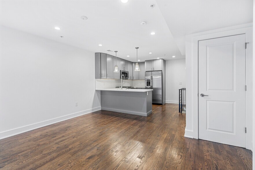 Kitchen/Living - 1649 E Eyre St