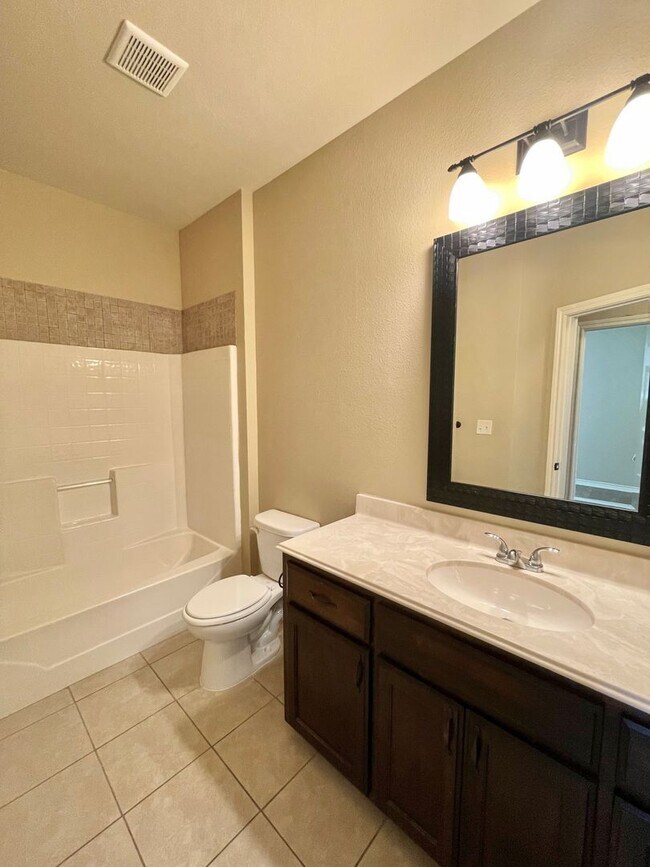 Building Photo - Beautiful 3-bed/2-bath with garage!