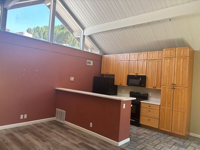 Building Photo - Lovely, 2 Bedroom 1.5 bath townhome nestle...