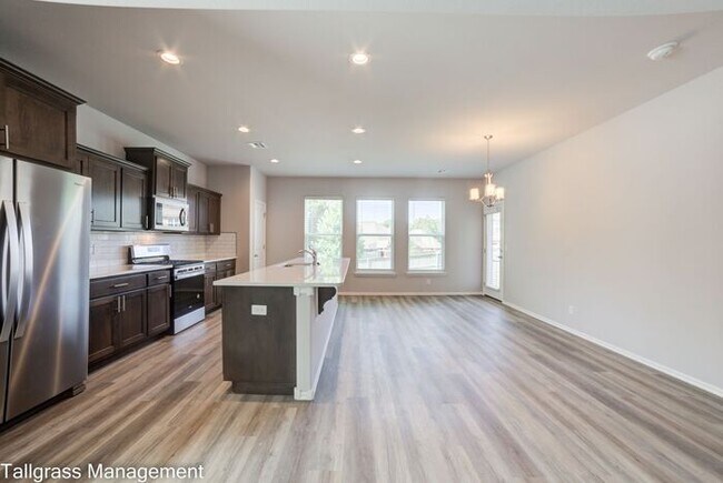 Building Photo - Gorgeous 4/2.5/2 on a corner lot!