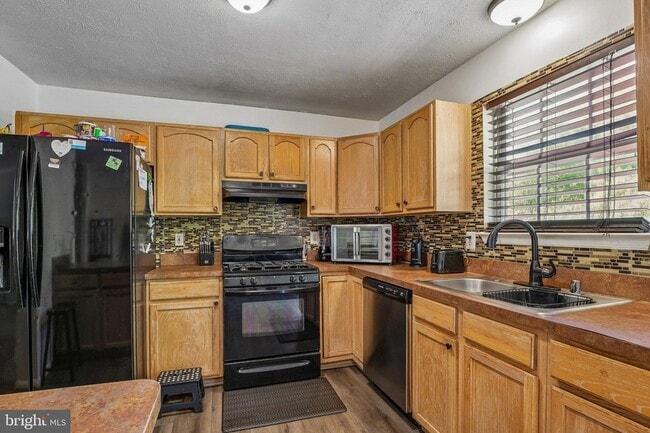 Building Photo - 7039 Heather Dr