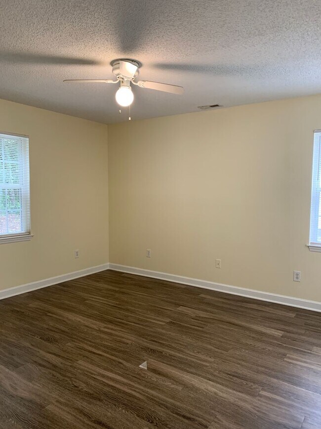 Building Photo - 314 Hillsdale Dr