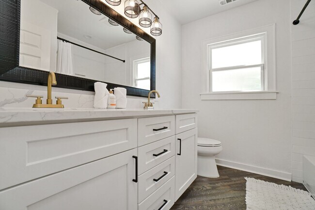 Building Photo - Gorgeous 3 bedroom, 2 bath house in the he...