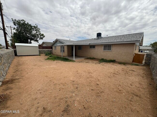Building Photo - 3305 Killarney St