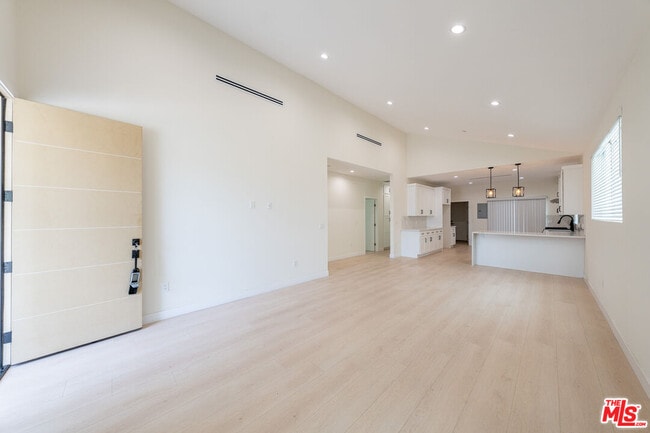 Building Photo - 815 E Elmwood Ave