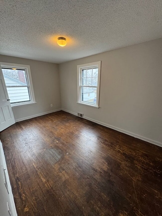 Building Photo - 3329 Robinwood Dr