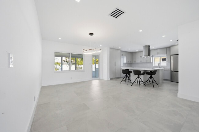 Building Photo - 2001 NE 17th Way