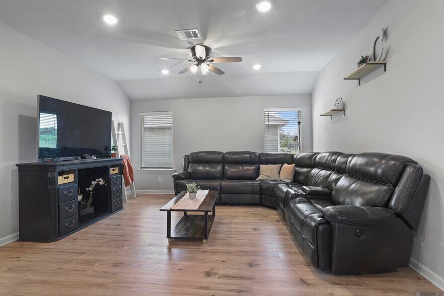 Building Photo - 5665 Magnolia de Percy Dr