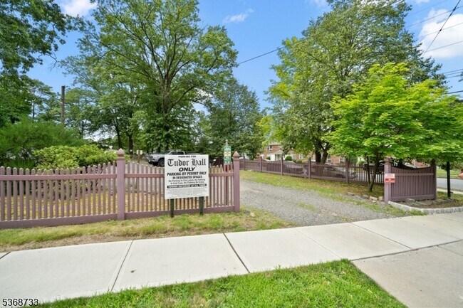 Building Photo - 275 Engle St