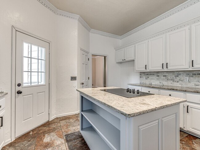 Building Photo - Spacious Home + East Edmond + 4 bedrooms