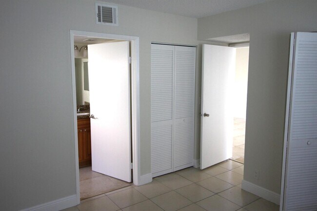 Building Photo - 1513 Lake Crystal Dr