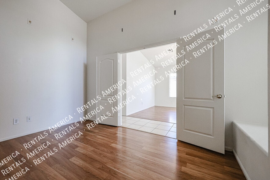 Building Photo - 4822 E Cherry Hills Dr