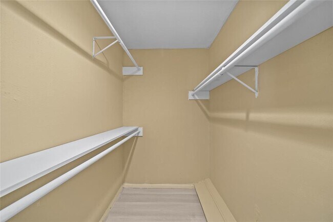 Building Photo - 9746 Seeker St