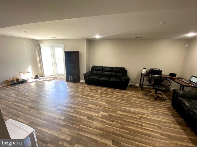 Building Photo - 2716 Lake Forest Dr