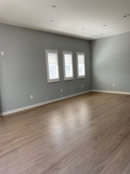 Building Photo - 646 N Serrano Ave