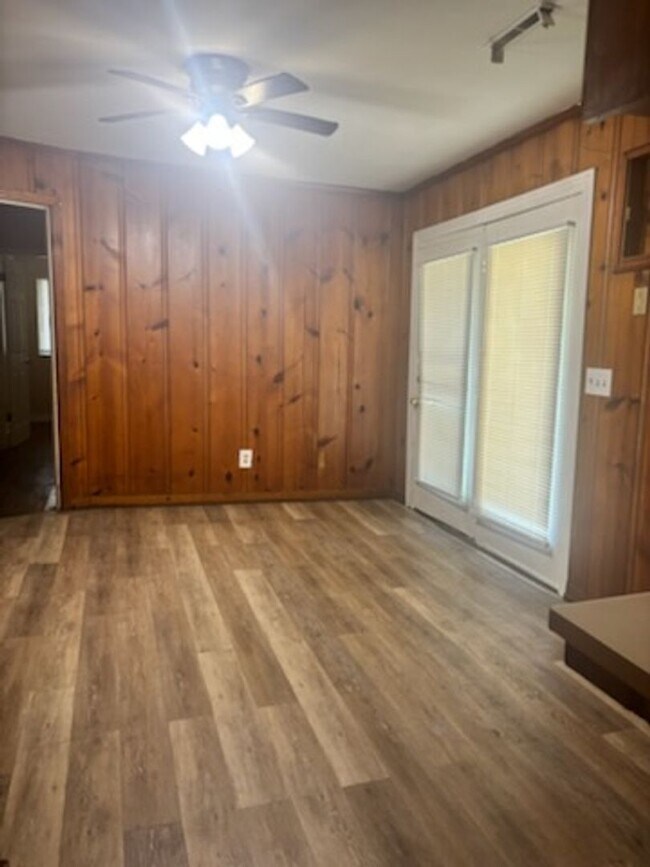 Building Photo - 1527 Maria Dr