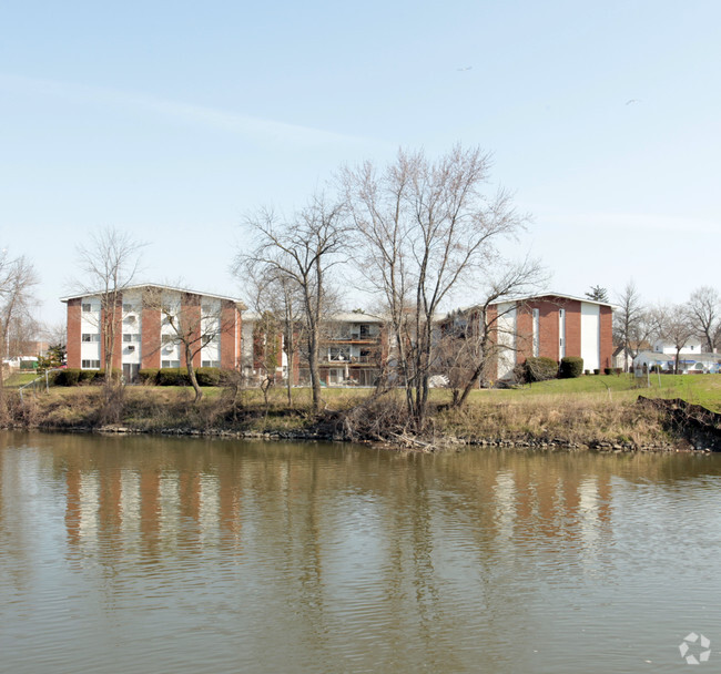 Riverside - ClintonRiver Apartments