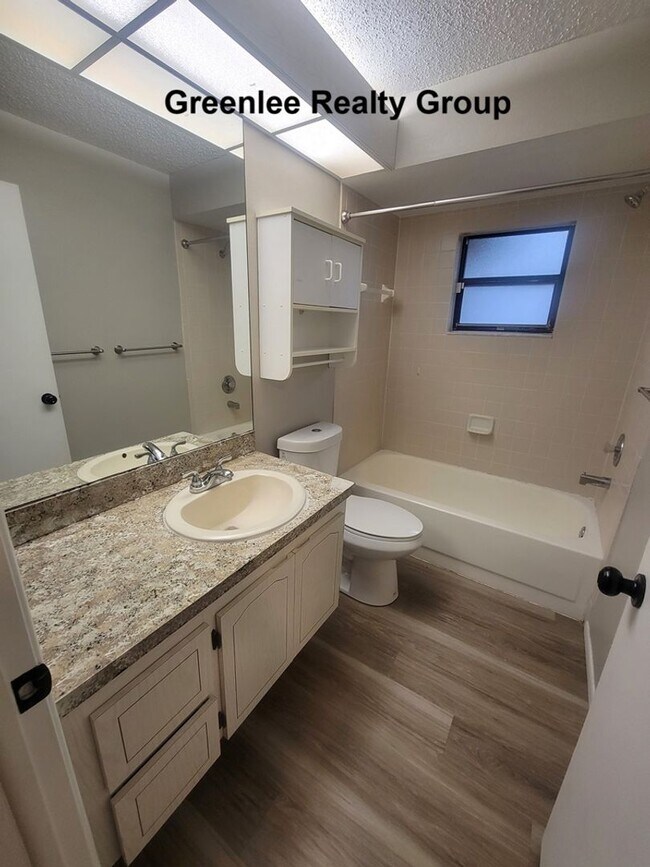 Building Photo - Don't miss this 2 Bed/ 1 Bath home in Holiday Lake Estates!
