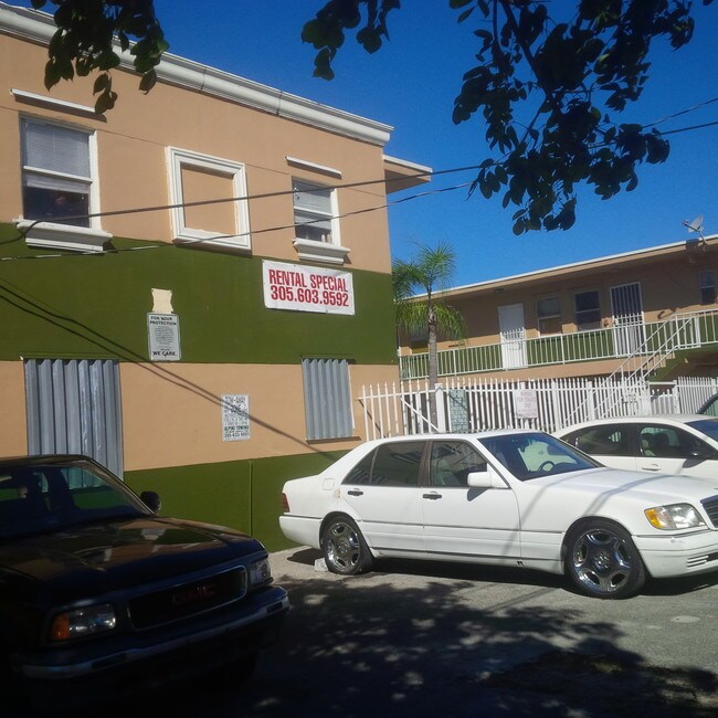 Building Photo - 1710 NW 1st Ct