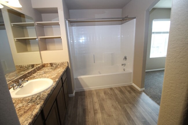 Building Photo - Brand New Townhome