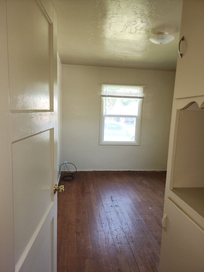 Building Photo - Escalon cute 2 bedroom duplex w/garage