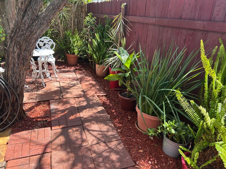 Garden - 1156 N Ardmore Ave