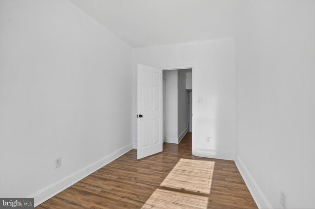 Building Photo - 1733 W Oxford St