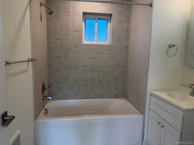 Building Photo - 5 Colonial Dr