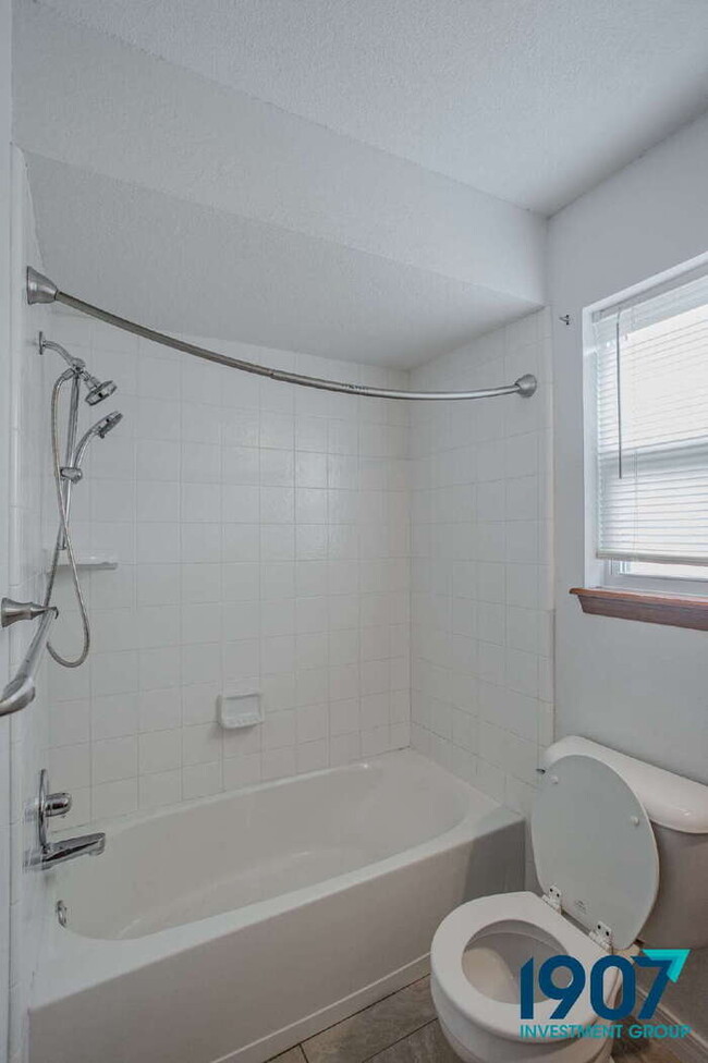 Building Photo - Beautiful 3-Bedroom Home in Yukon - Availa...
