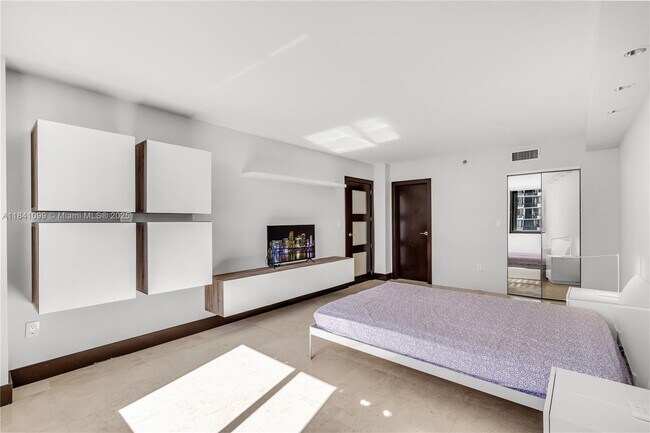 Building Photo - 540 Brickell Key Dr