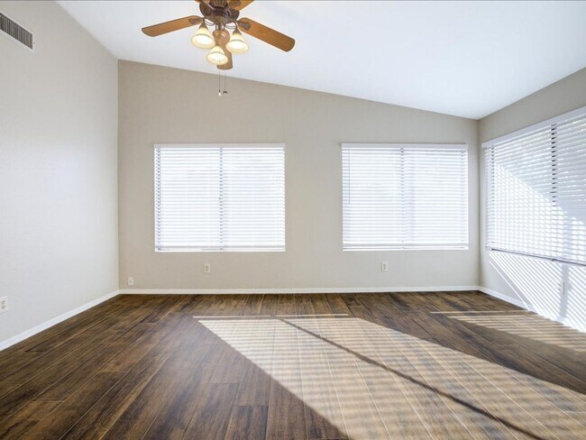 Building Photo - Modern 2 Bedroom 2 Bathroom home with comm...
