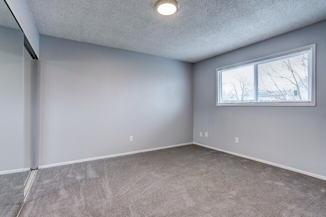 Building Photo - Look no Further, Tyee offers a SUPER 2bed/1bath! Call now for details and a showing!