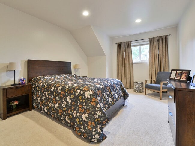 Building Photo - Stunning and Elegant 4+ Bedroom on Park-Like Lot Pine Lake Estates Sammamish