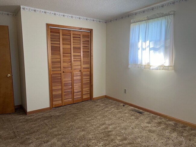 Building Photo - 2 bedroom, 1.5full bath House for rent on ...