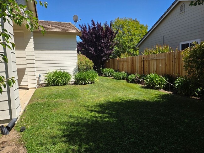 Building Photo - Willow Springs - Cozy 3 Bdrm, 2 Bath on culdesac. Walking distance to Folsom HS