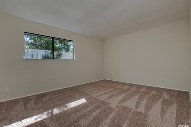 Building Photo - Stonegate Condo- FALL LISTING