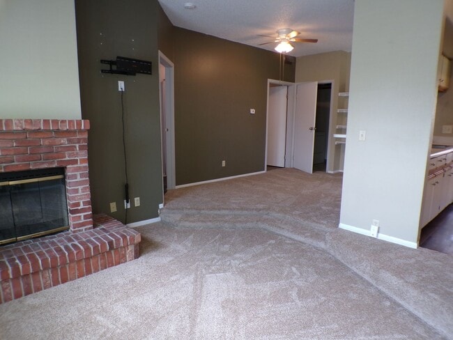 Building Photo - Charming 1 Bed, 1 Bath Main-Floor Condo in...
