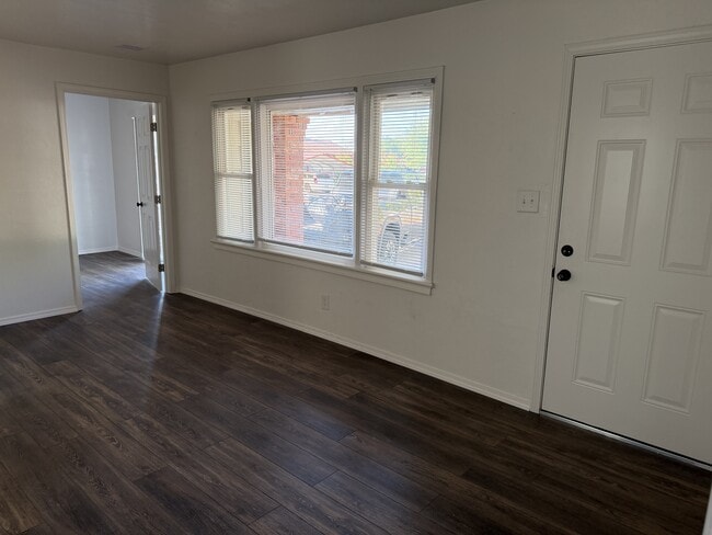Building Photo - 1124 S Holly Ln