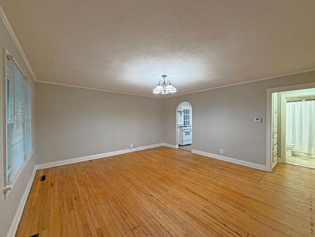 Building Photo - 920 N Pickwick Ave