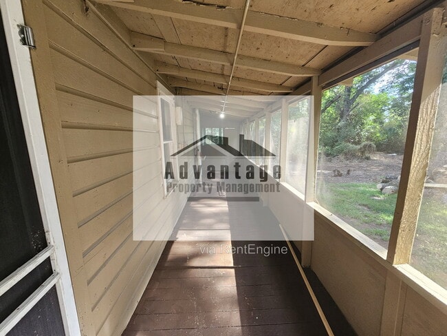 Building Photo - 418 E Brooks Ave