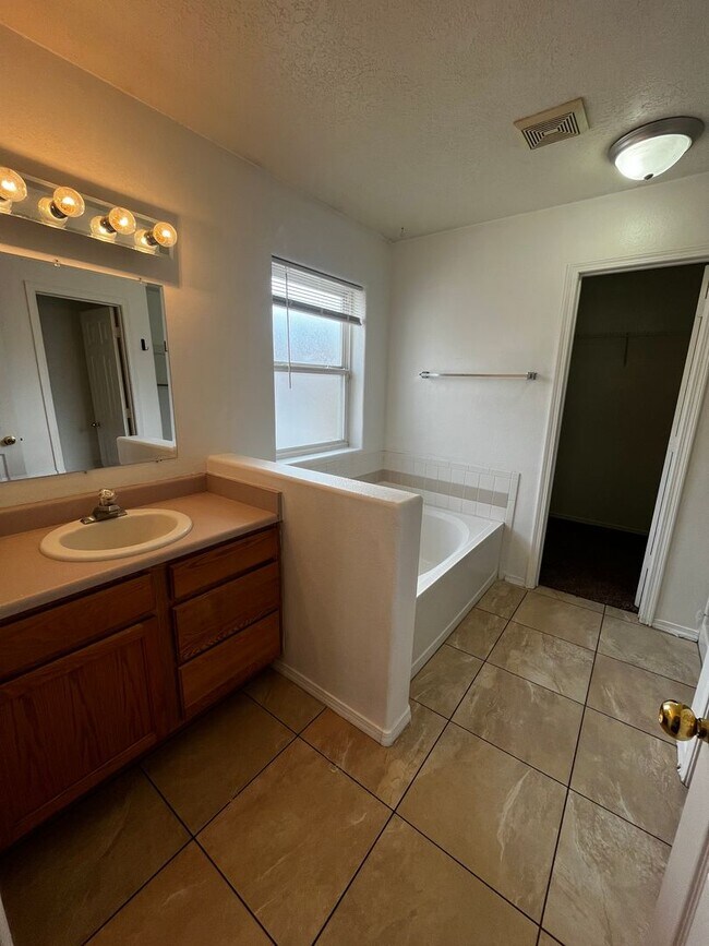 Building Photo - Beautiful 3 bedroom located in S.E. Heights with a HUGE backyard!