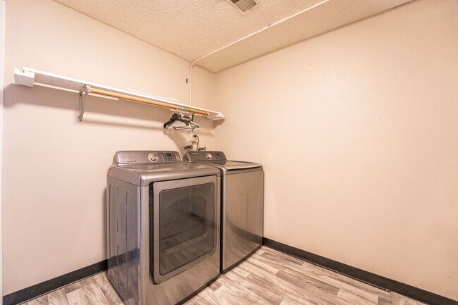 Building Photo - 954 S Miller St