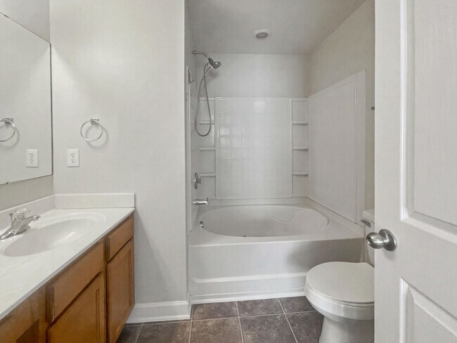 Building Photo - Desirable 2 bedroom 2.5 bathroom home in Tarrant Trace neighborhood!