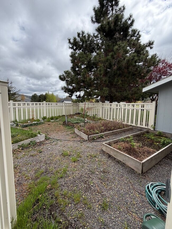 Building Photo - Hard to find 3 Bdrm, 2 Bath home in Harbor isles on the canal 2 miles to Sky Lakes Medical Ctr an...