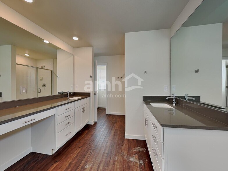 Building Photo - 11677 Logans Rdg Dr