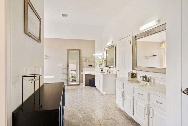Building Photo - 5511 Courtyard Dr