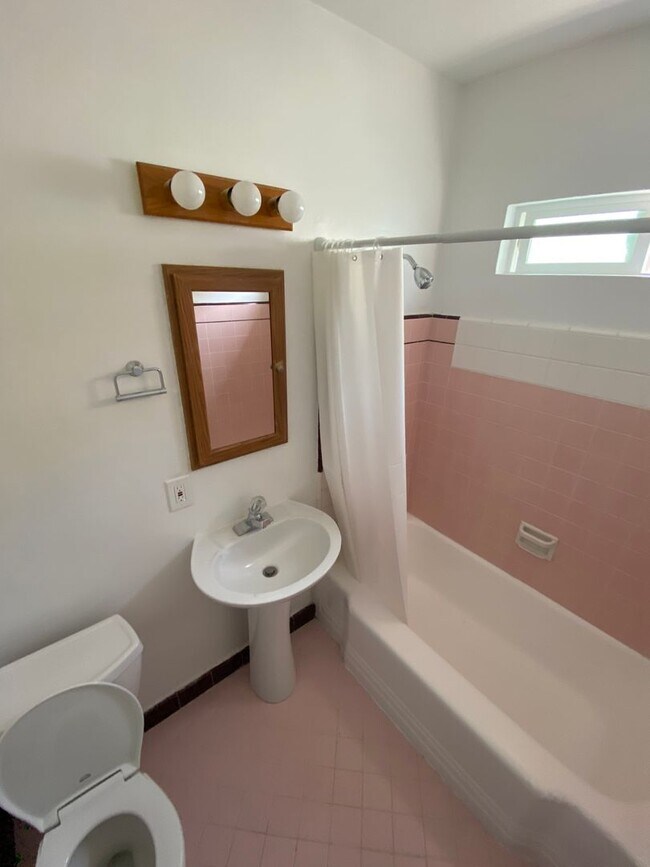 Building Photo - 1 Bedroom 1 Bath Apartment in Los Feliz!