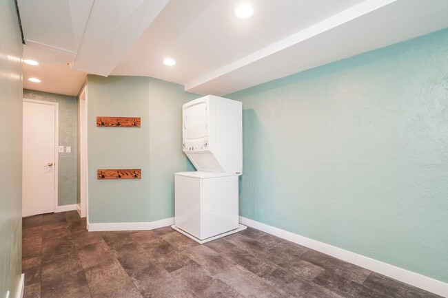 Building Photo - Beautiful 4 bed 2.5 bath Lake Forest Park ...