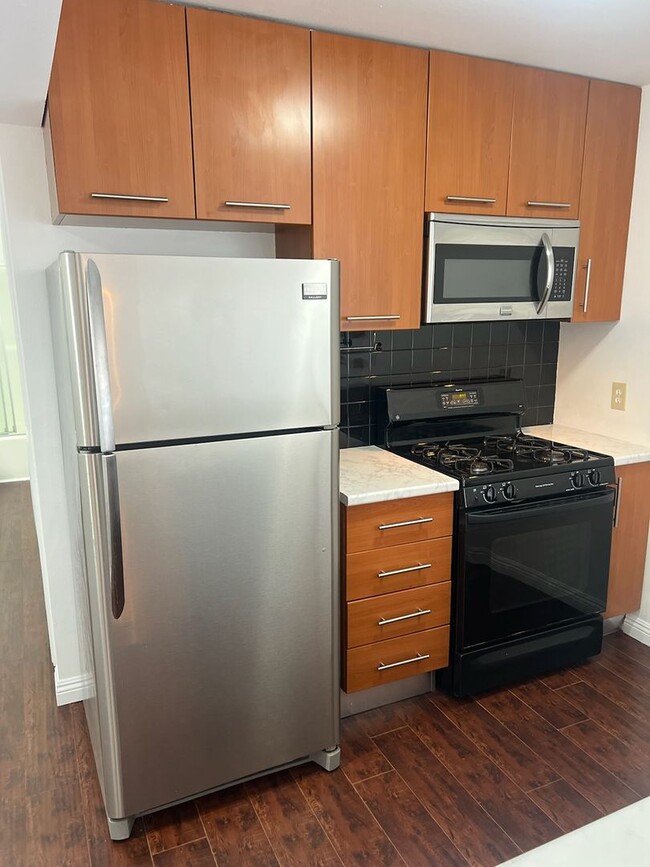 Building Photo - $3850 / 3br - Condo 3 beds 2 baths (West LA)